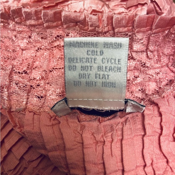 Nicola Women’s Plus Size 2x Pink Lace and Crinkle Sleeveless Blouse. - Picture 4 of 4